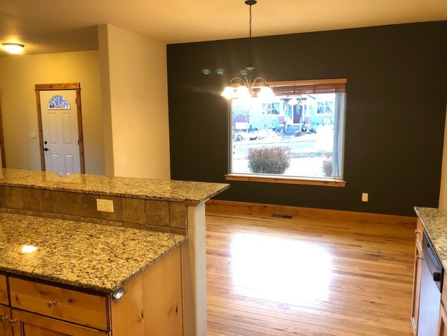 Building Photo - Great 3 Bedroom SW Bend Single Family Home