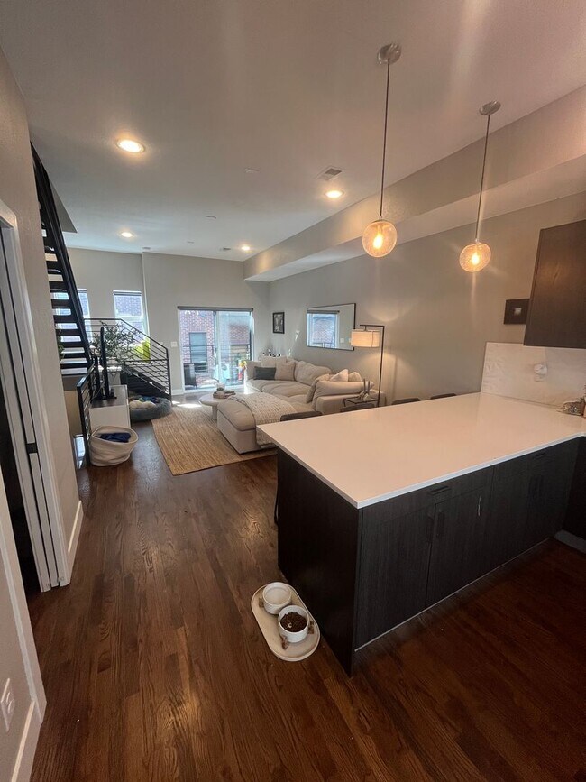 Building Photo - 2 Bed, 1 Bath Townhouse with Roof Top Deck