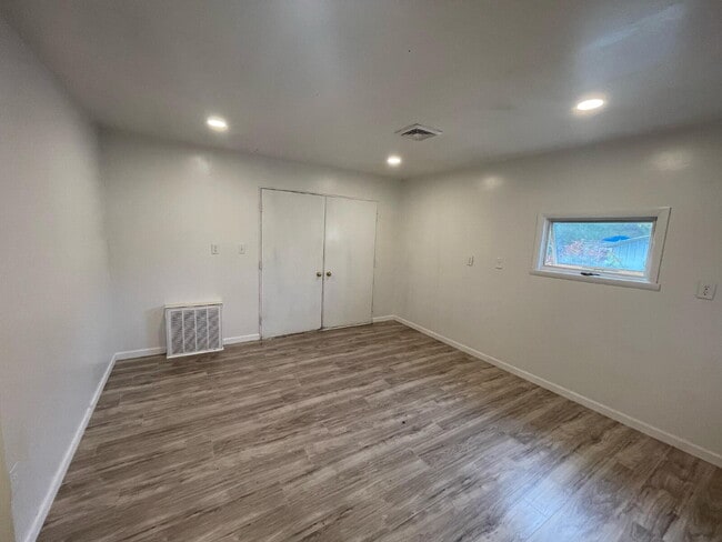 Building Photo - Charming 3-Bed Back House Retreat in Dalmatia, PA – Cozy Comfort Awaits!