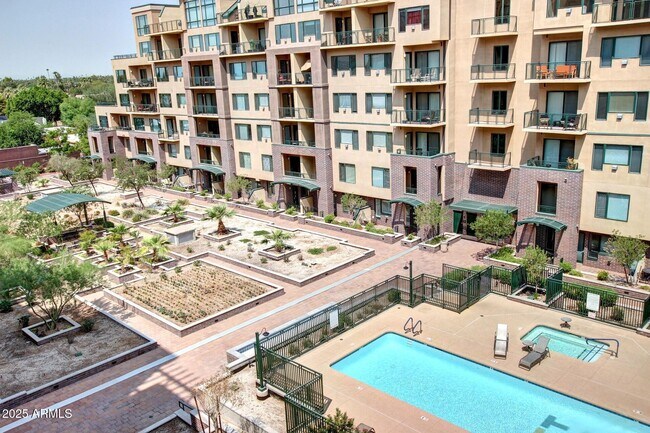 Building Photo - 17 W Vernon Ave