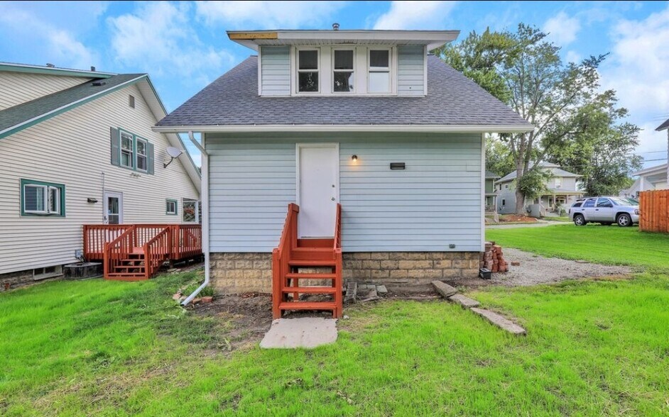 Building Photo - 1404 Linval St