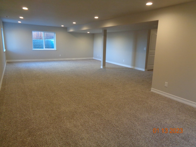 Building Photo - Main level living