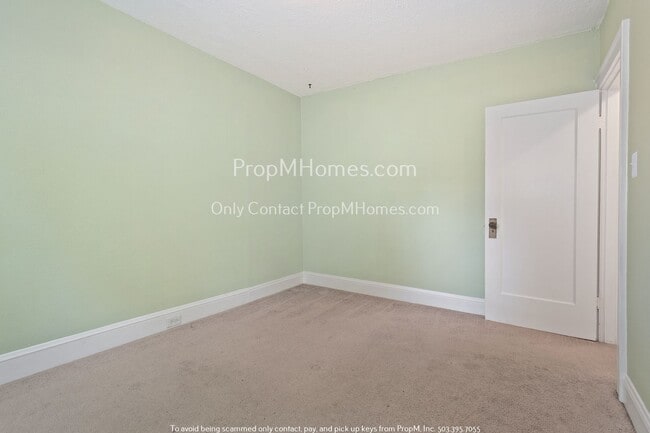 Building Photo - Charming Three Bedroom Home in Hazelwood!