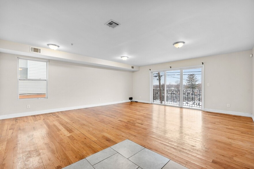 Building Photo - 270 S 20th St