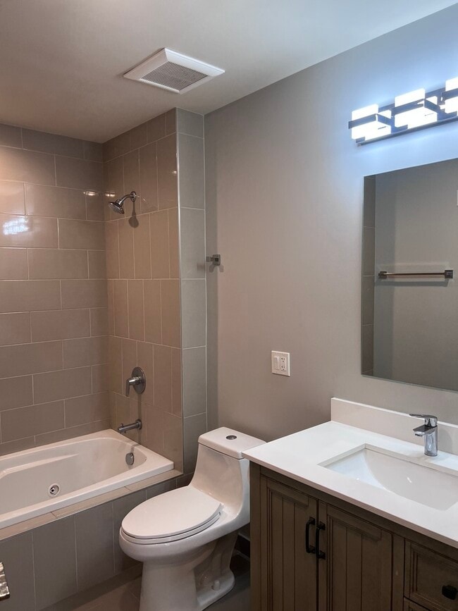Building Photo - 1208 E 64th St