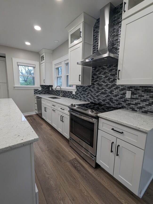 Building Photo - Updated Home in Pleasant Ridge