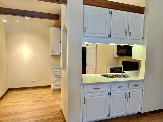 Kitchen - 1010 Arbor Ct