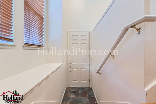 Building Photo - Charming 2-Bedroom Condo with Premium Feat...