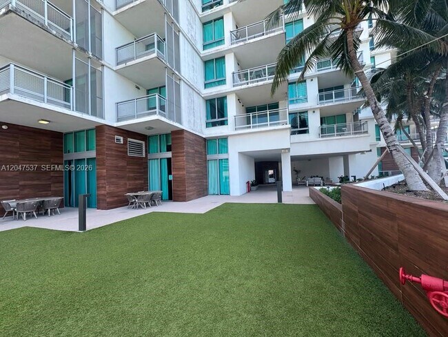 Building Photo - 350 S Miami Ave