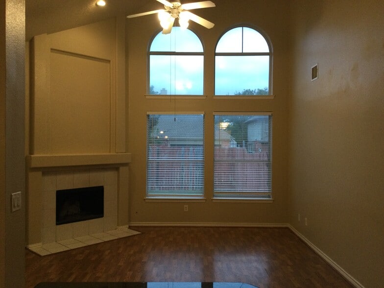 Building Photo - 2306 Valley Creek Dr