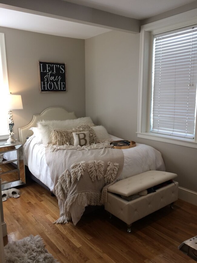 Building Photo - Nicely renovated 1 bed unit with all utili...