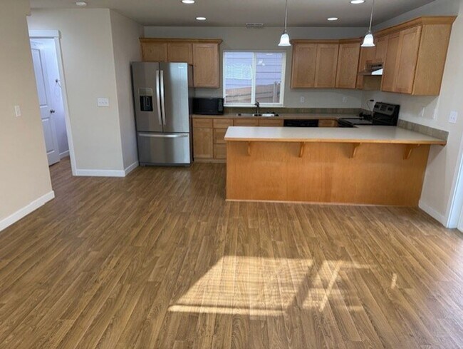 Building Photo - LYNNWOOD 3 BED, 2.5 BATH HOME FOR RENT; AV...