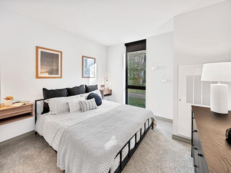 Building Photo - 2141 N Elston Ave