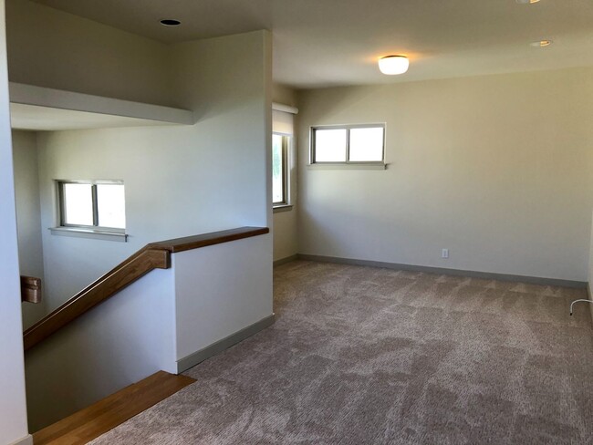 Building Photo - 3/2.5/2 Home - Located in the Beautiful Gated Community at Kahalakua- Endless Views!