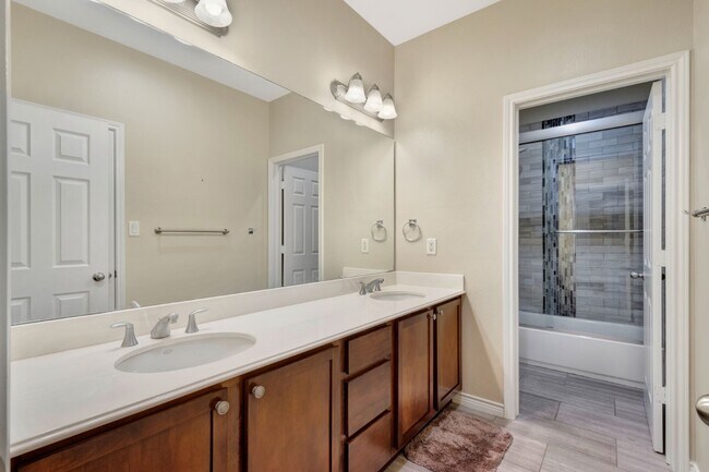 Building Photo - Richardson Townhome