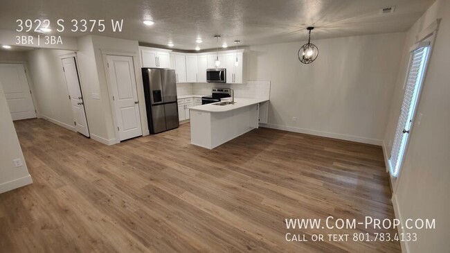 Building Photo - 3 Bed 2 Bath Condo In West Haven For Rent!