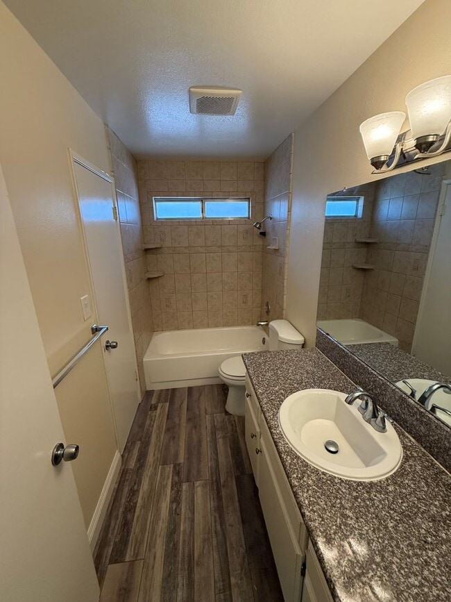 Building Photo - Spacious 2-Bedroom, 1-Bathroom Home in Sou...