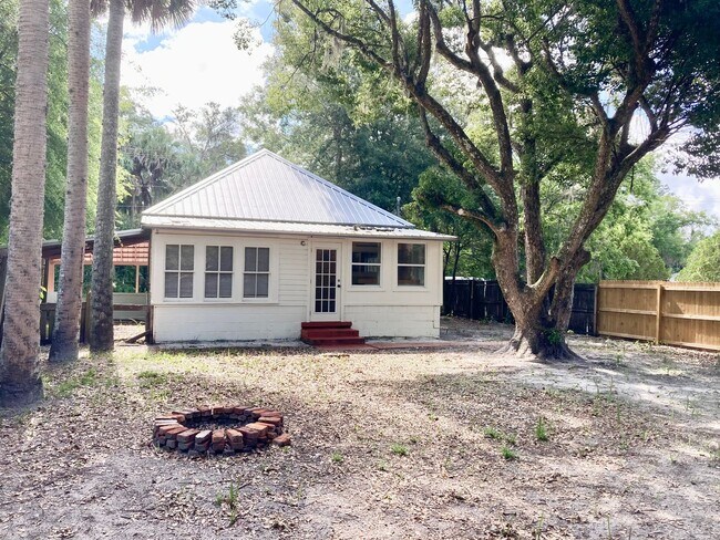 Building Photo - Crystal River Cottage!
