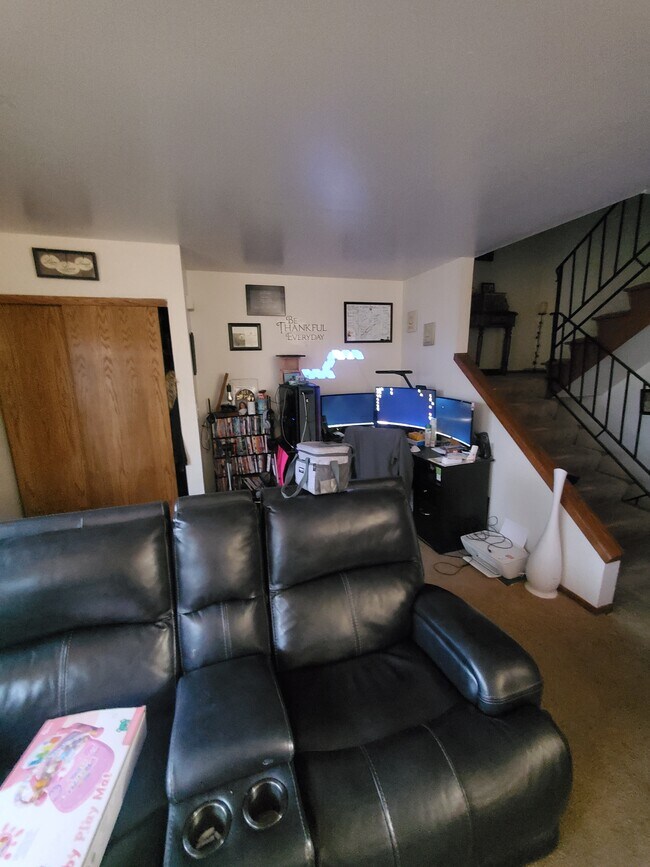 Building Photo - Multi-Level 2BED/1.5BATH West Allis Apartment