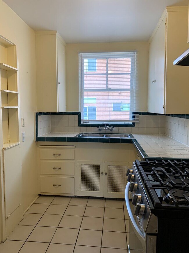 Building Photo - Spacious 1 bedroom