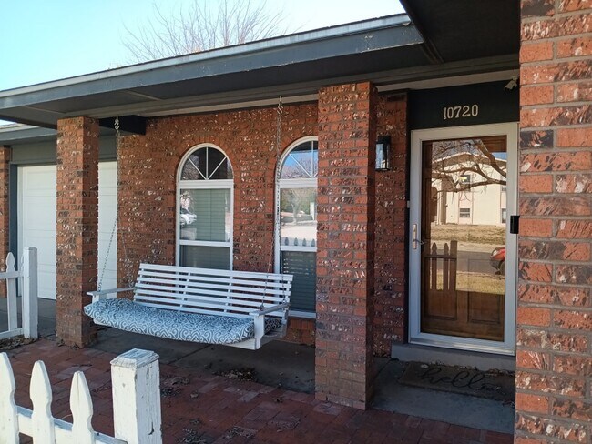 Building Photo - 3 Bedroom, 1.5 Bathroom Home! Schedule a Showing Today!