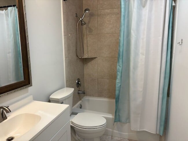 Building Photo - roman plaza