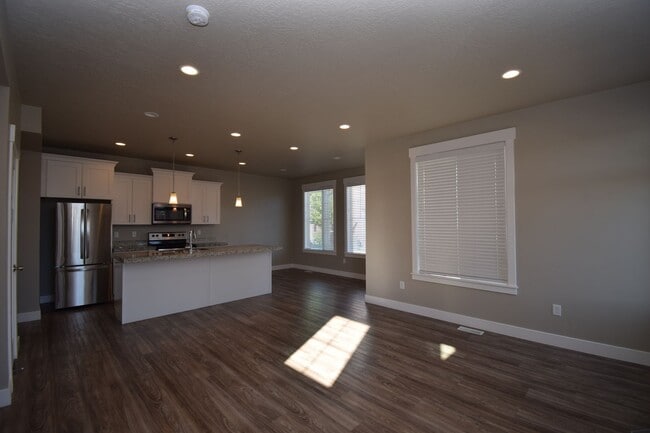 Building Photo - Charming 4 bed Sandy Home, with HOA in Fantastic Location!!!