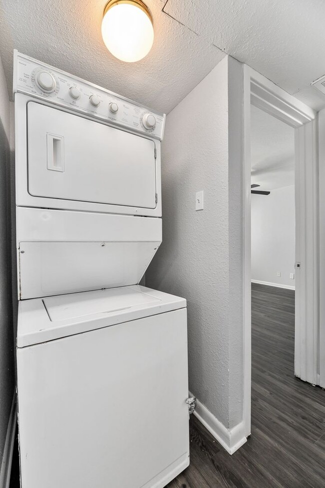 Building Photo - Great for Roommates!