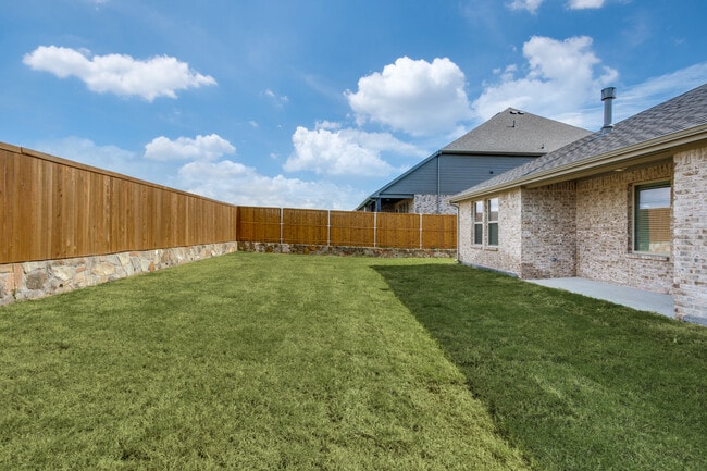 Building Photo - 211 Red Oak Dr