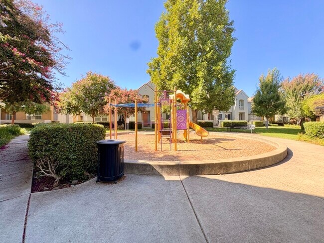 Building Photo - Beautiful Well Kept 2 Bedroom, 2 Bathroom in Roseville!