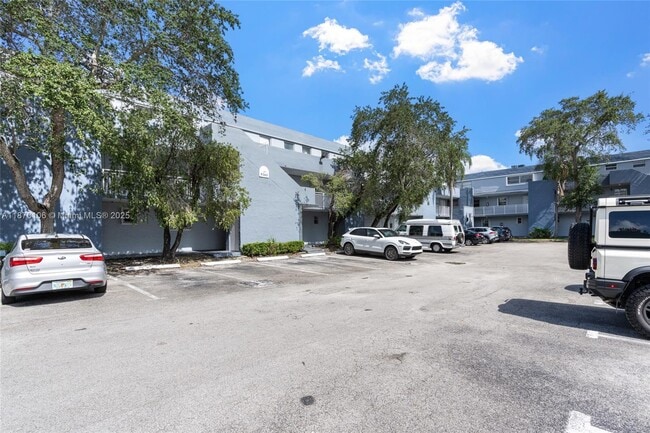 Building Photo - 9365 Fontainebleau Blvd
