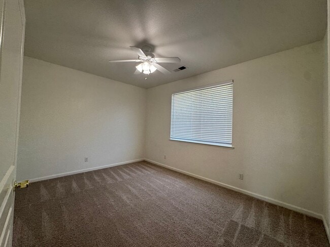 Building Photo - 5781 E Kaviland Ave