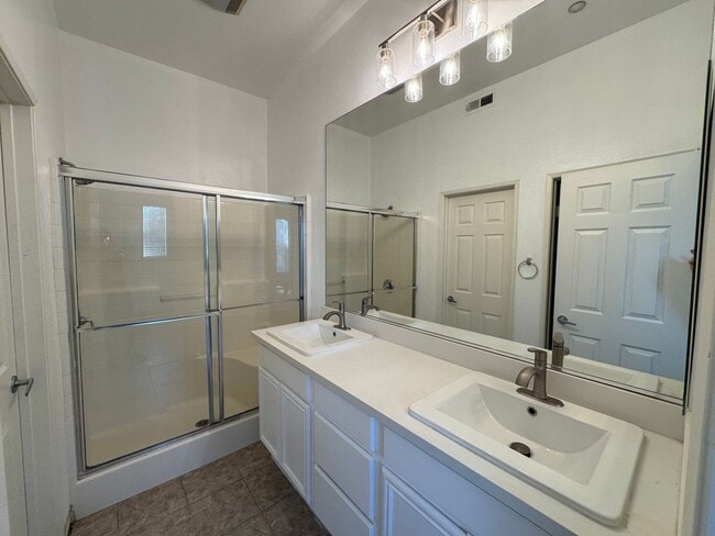 Building Photo - Beautiful 3 Bd/2Ba Spacious Home in Fuller...