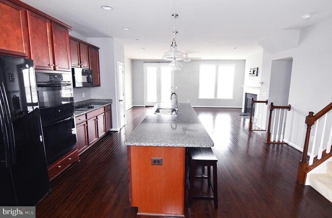 Building Photo - 165 Solara Dr