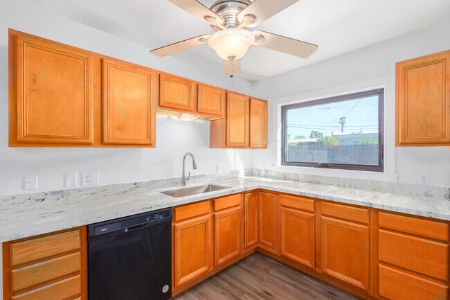 Building Photo - 4613 N 11th Pl