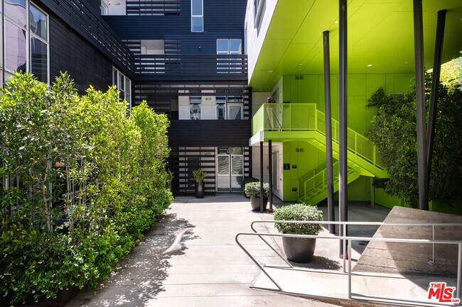 Building Photo - 825 Kings Rd