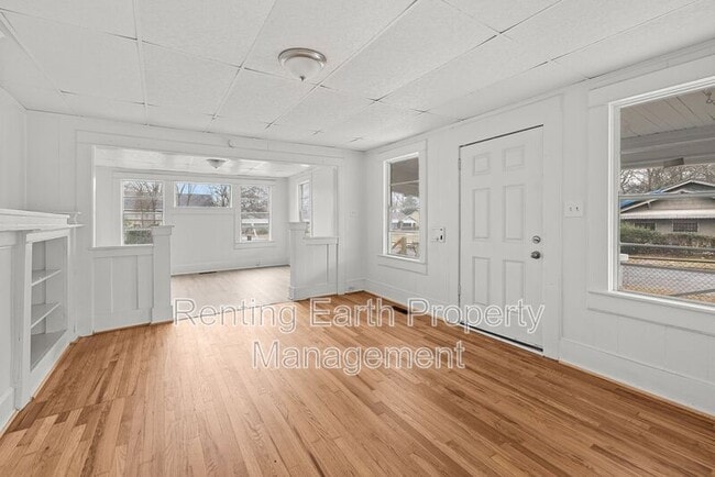 Building Photo - 617 7th St W