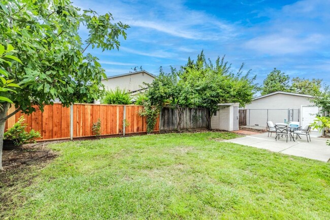 Building Photo - Wow! What a Great Home!