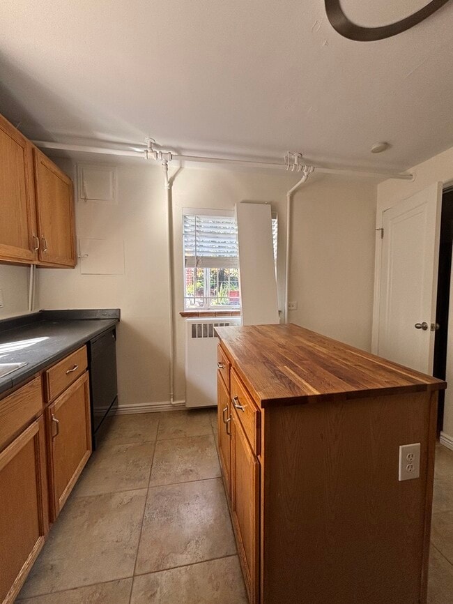 Building Photo - Vintage & Charming 1 Bed/1 Bath