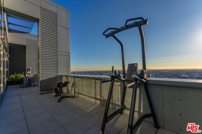 Building Photo - 1155 S Grand Ave