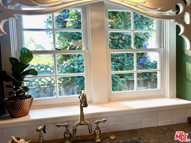 Building Photo - 370 Main St