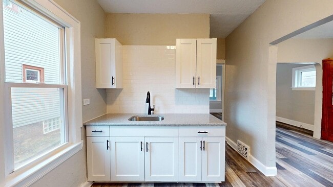 Building Photo - Edgewater Neighborhood - 3 bedroom - 2 Bat...