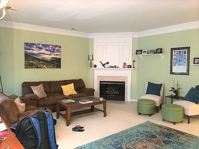 Building Photo - Beautiful Top Floor 2 Level 2 Bed 2.5 Bath Condo In Sought After Kingsgate Community