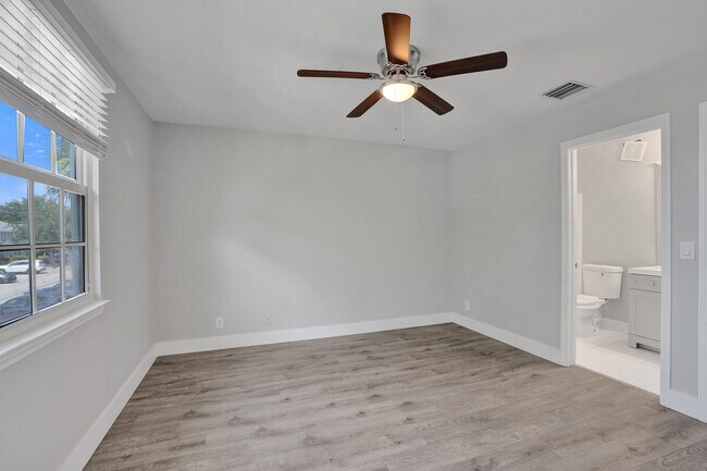 Building Photo - 9913 NW 57th Manor