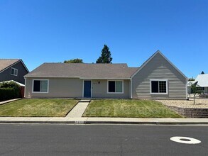 Building Photo - 2813 Vista Palomar