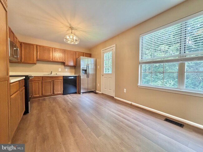 Building Photo - 9571 Tudor Oaks Dr