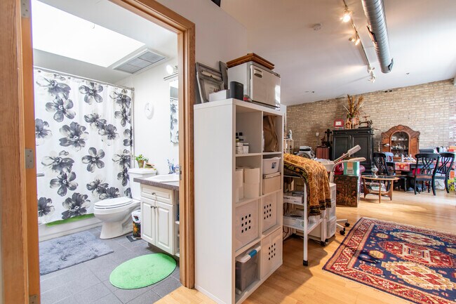 Building Photo - 537 Custer Ave