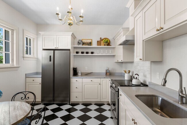 Building Photo - All-Utilities-Included Studio in Historic Bristol Manor | Pet Friendly