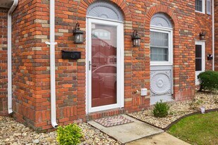 Building Photo - 3000 Golden Rd