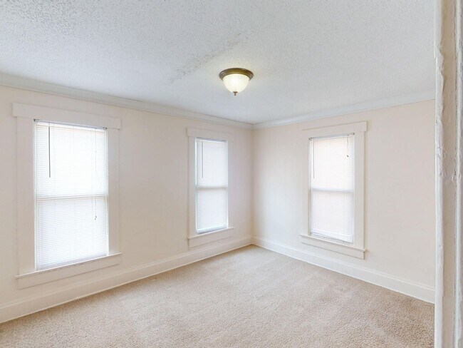 Building Photo - 166-168-168 E 11th Ave